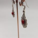 Pendientes pequeños con un toque rojo