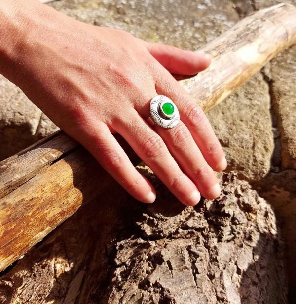 Anillo redondo en verde ajustable