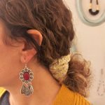 Pendientes vistosos con piedra roja